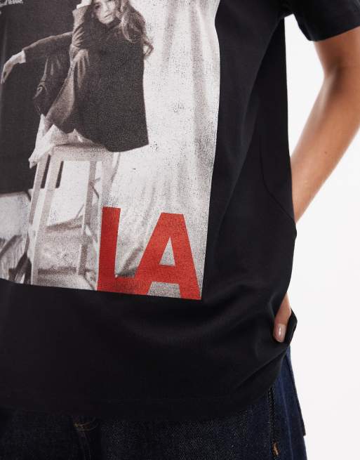 Camiseta negra de corte estándar con gráfico de revista "LA" de ASOS DESIGN, 2 de 4