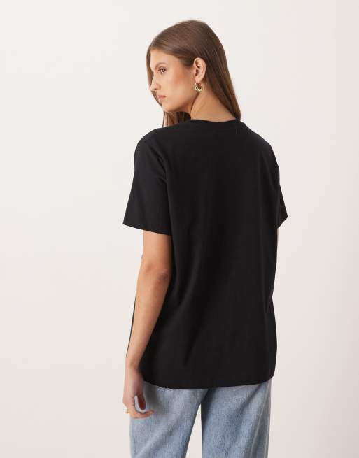 Camiseta negra de corte estándar con gráfico de texto "Feral" de ASOS DESIGN, 2 de 4