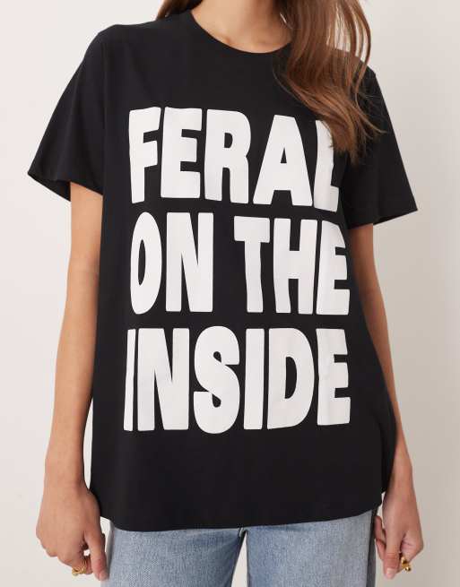 Camiseta negra de corte estándar con gráfico de texto "Feral" de ASOS DESIGN, 3 de 4