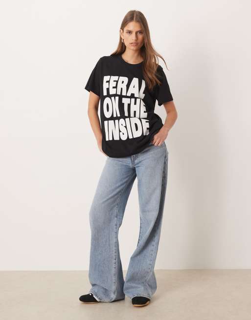Camiseta negra de corte estándar con gráfico de texto "Feral" de ASOS DESIGN, 4 de 4