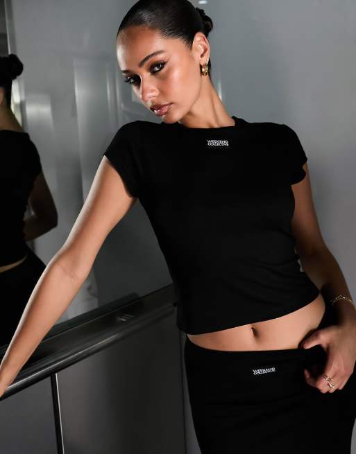 Camiseta negra de corte muy entallado con etiqueta de tejido de ASOS Weekend Collective