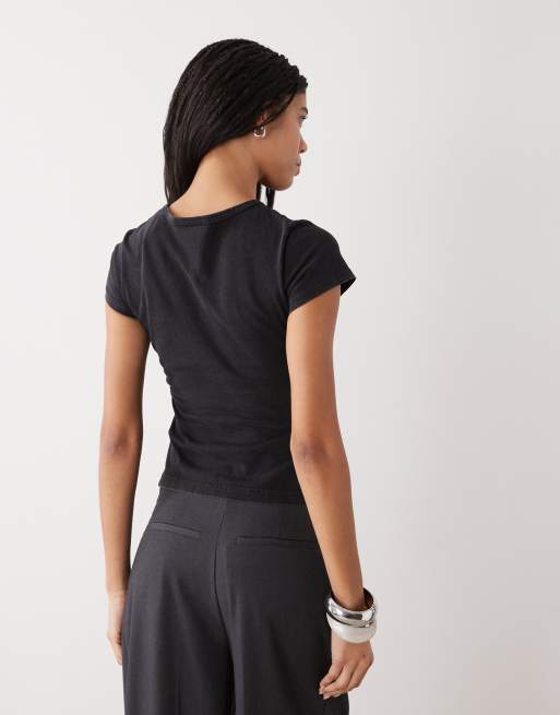 Camiseta negra de corte slim con estampado gráfico y cuello de pico Fleur de Weekday, 3 de 4