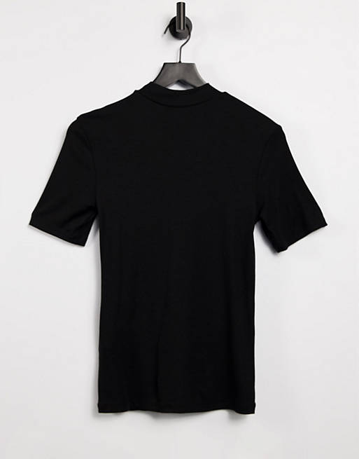 Camiseta negra de cuello alto de Pieces