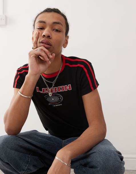 Camiseta negra de estilo fútbol con diseño encogido y estampado "Lisbon" de COLLUSION - view 1