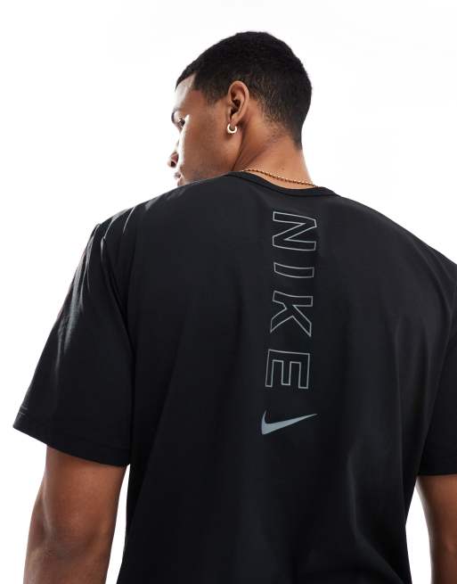 Camiseta negra de manga corta con logo en el centro del pecho de Nike, 2 de 4
