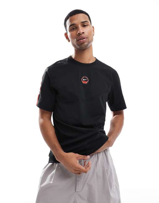 Camiseta negra de manga corta con logo en el centro del pecho de Nike, 4 de 4