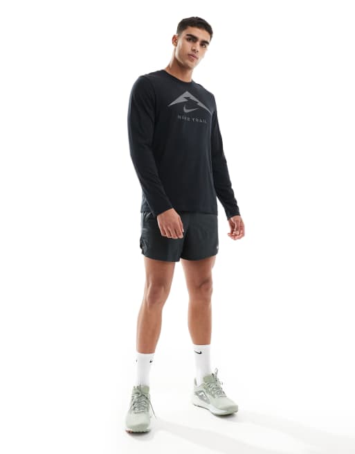 Camiseta negra de manga larga con logo Dri-FIT Trail de Nike Running, 4 de 4