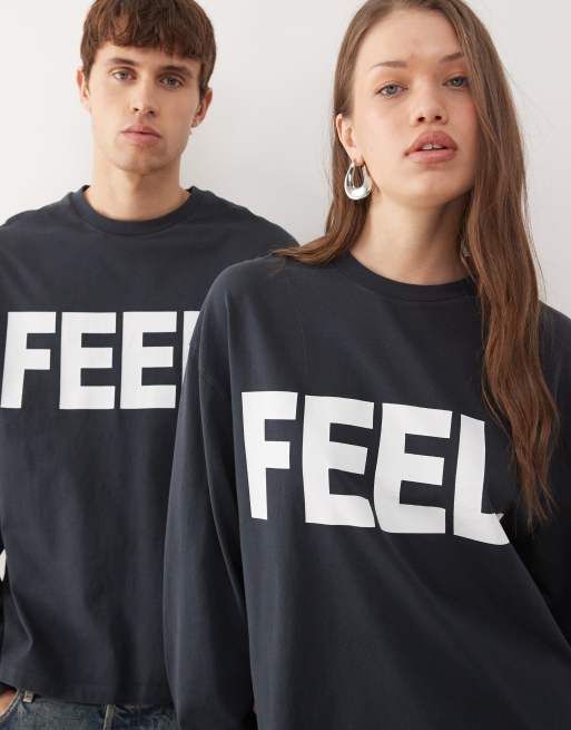 Camiseta negra de manga larga y corte cuadrado con estampado gráfico "FEEL" de COLLUSION Unisex, 2 de 4
