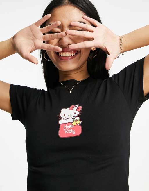 Camiseta negra de Navidad de corte efecto encogido con estampado gráfico con licencia de Hello Kitty de ASOS DESIGN