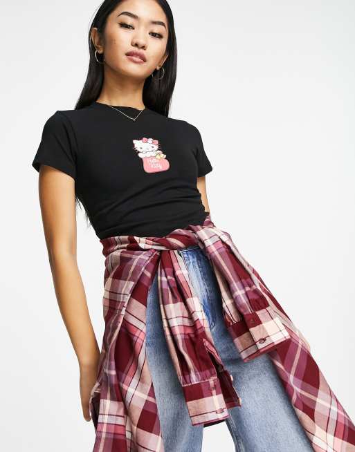 Camiseta negra de Navidad de corte efecto encogido con estampado gráfico con licencia de Hello Kitty de ASOS DESIGN, 4 de 4