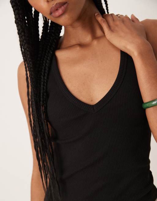 Camiseta negra de tirantes con cuello de pico de canalé de ASOS DESIGN, 2 de 4