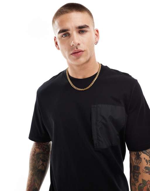 Camiseta negra con bolsillo sale