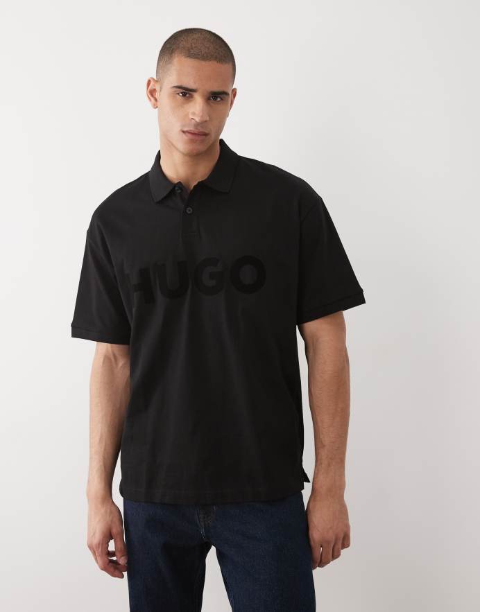 Hugo Red Camiseta negra extragrande con cuello abotonado y logo estampado de