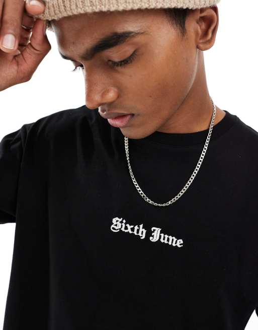 Camiseta negra extragrande con cuello redondo y detalle bordado de Sixth June, 3 de 4