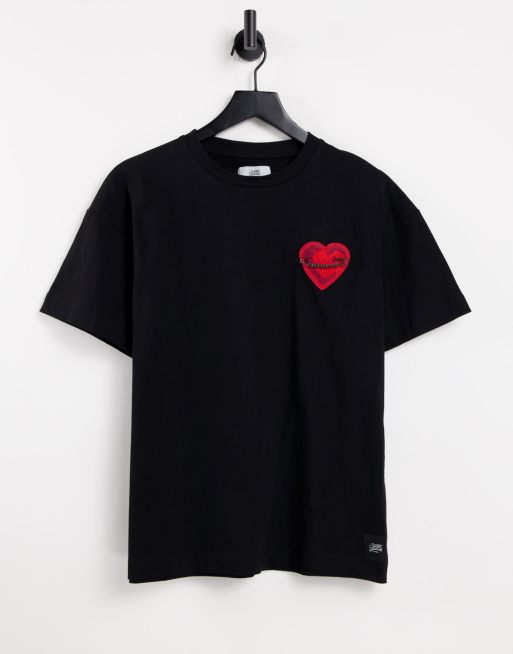 Camiseta negra extragrande con estampado de corazón e imperdible de Sixth June