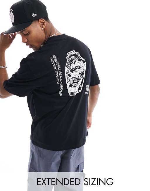 Camiseta negra extragrande con estampado de jarrón tipo <em>souvenir </em>en la espalda de ASOS DESIGN