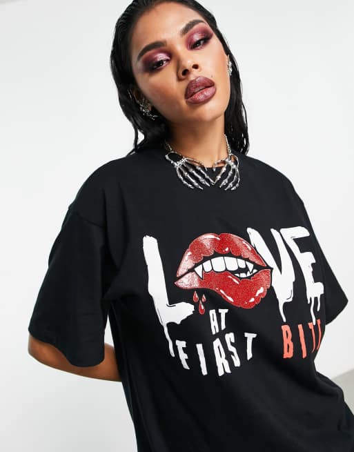 Camiseta negra extragrande con estampado de labios con purpurina y texto "Love at First Bite" de ASOS DESIGN, 2 de 4