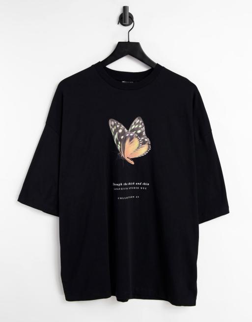 Camiseta negra extragrande con estampado de mariposa y texto en el pecho de ASOS DESIGN