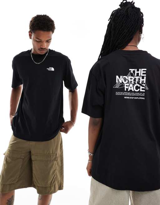 Camiseta negra extragrande con estampado de montaña delineada en la espalda de The North Face, 2 de 4