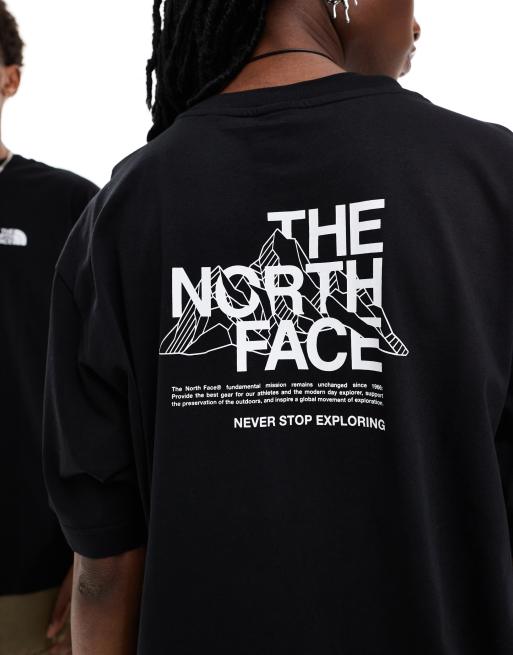 Camiseta negra extragrande con estampado de montaña delineada en la espalda de The North Face, 4 de 4