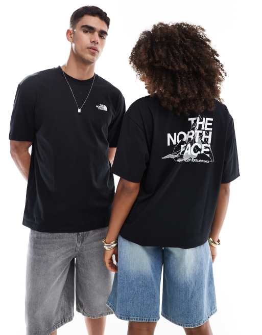 Camiseta negra extragrande con estampado de montaña delineada en la espalda de The North Face, 4 de 4