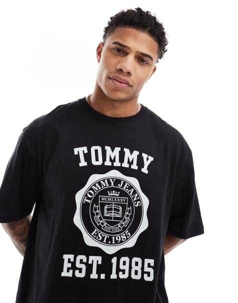 Camiseta negra extragrande con estampado deportivo universitario de emblema de Tommy Jeans - view 1