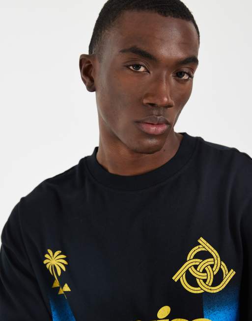 Camiseta negra extragrande con estampado gráfico deportivo de rayas de ASOS DESIGN, 4 de 5