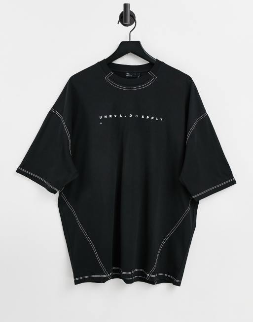 Camiseta negra extragrande estampada con pespuntes en contraste de ASOS Unrvlld Spply