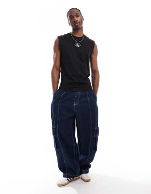 Camiseta negra extragrande sin mangas con logo de monograma de Calvin Klein Jeans