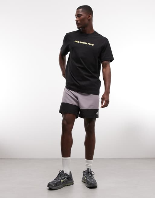 Camiseta negra holgada con logo en contraste de The North Face, 2 de 5
