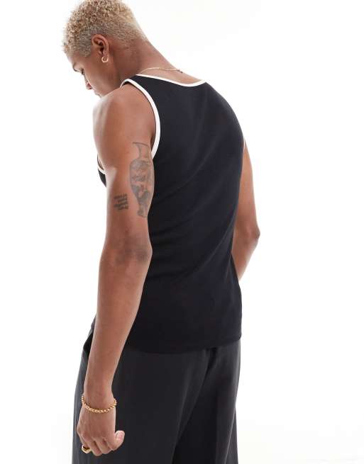 Camiseta negra sin mangas ajustada con ribetes en contraste de canalé de ASOS DESIGN, 4 de 4