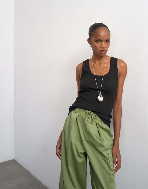 Camiseta negra sin mangas con cuello ancho de canalé de Topshop, 3 de 4