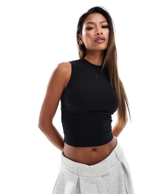 Camiseta negra sin mangas con cuello subido y detalle de emblema de tejido suave al tacto de The Couture Club