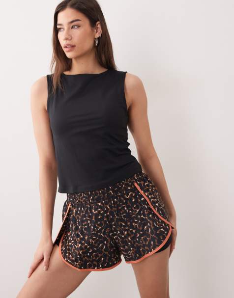 Camiseta negra sin mangas con sujetador incorporado y detalle retorcido en la espalda All Day de Sweaty Betty - view 1