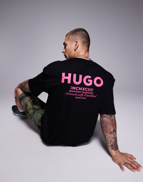Camiseta negra suelta con logo rosa en el centro de Hugo Blue - view 1