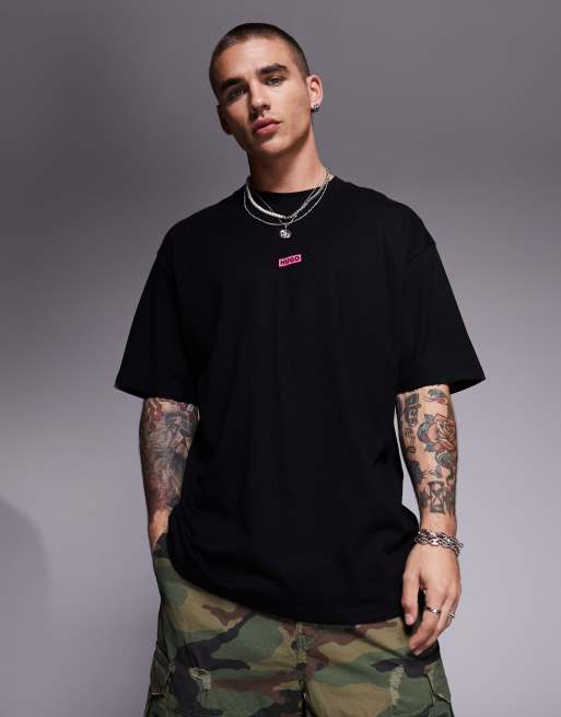 Camiseta negra suelta con logo rosa en el centro de Hugo Blue, 2 de 4
