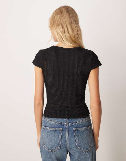 Camiseta negra texturizada con diseño encogido y volantes de ASOS DESIGN, 4 de 4