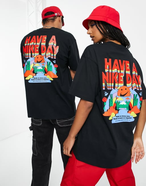 Camiseta negra unisex con estampado colorido en la espalda de Nike
