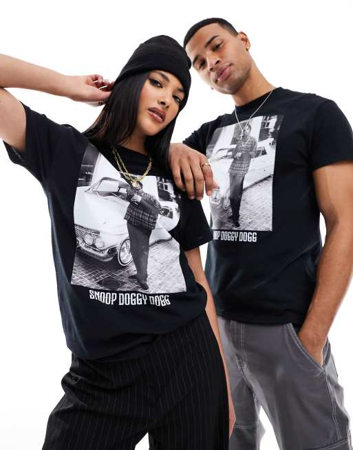 Camiseta negra unisex con estampado gráfico con licencia de Snoop Dogg de ASOS DESIGN