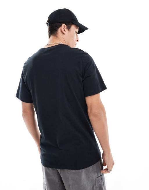 Camiseta negra unisex con estampado gráfico del logo Swoosh de Nike, 2 de 4
