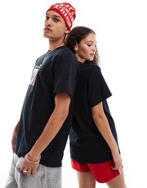 Camiseta negra unisex extragrande con estampado con licencia de Dua Lipa en el pecho de ASOS DESIGN, 4 de 4