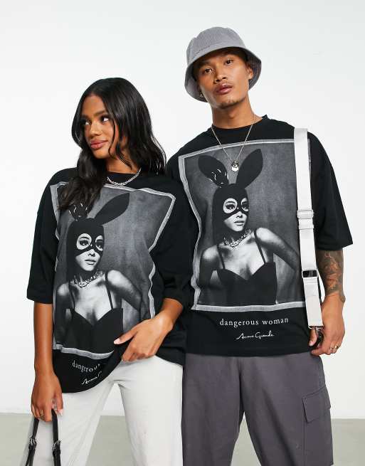 Camiseta negra unisex extragrande con estampado de Ariana Grande de ASOS DESIGN