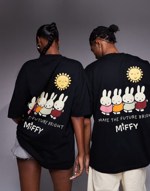 Camiseta negra unisex extragrande con estampado de Miffy de ASOS DESIGN, 3 de 4