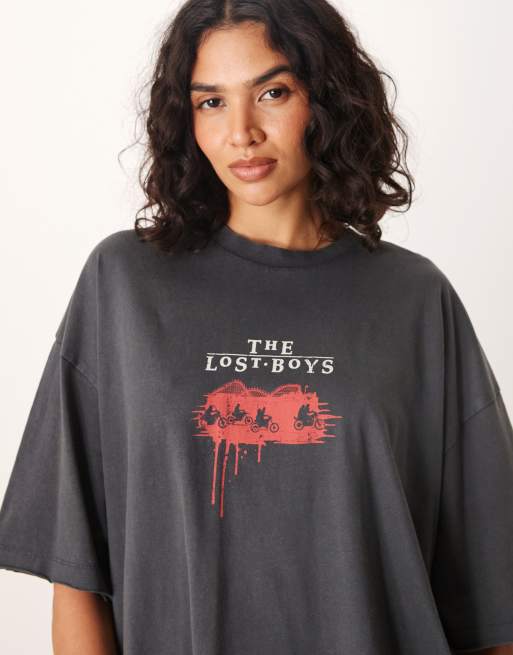 Camiseta negra unisex extragrande con estampado de vampiro de "The Lost Boys" de ASOS DESIGN, 3 de 4