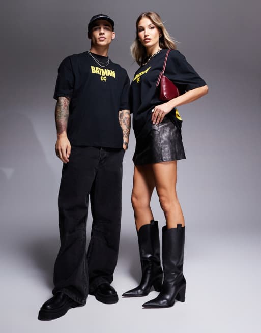 Camiseta negra unisex extragrande con estampados de "Batman" en relieve de ASOS DESIGN, 4 de 4
