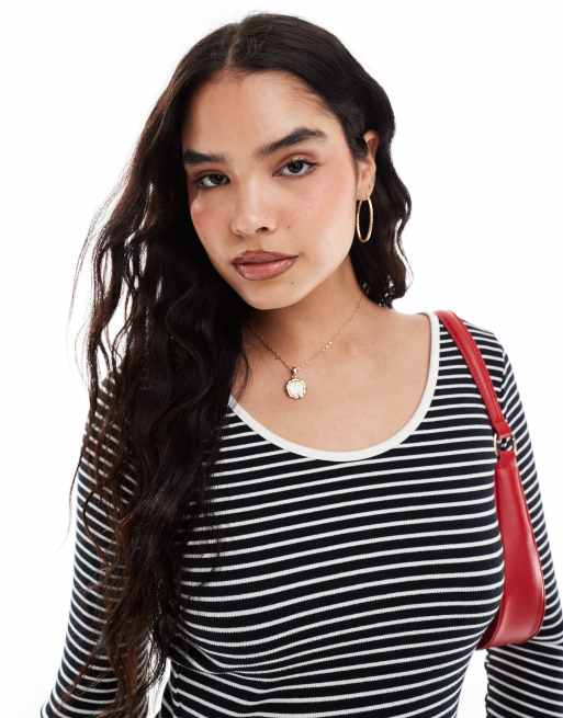 Camiseta negra y blanca a rayas de manga larga con diseño reversible de Vero Moda, 2 de 4