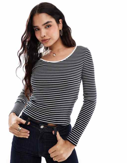 Camiseta negra y blanca a rayas de manga larga con diseño reversible de Vero Moda, 3 de 4