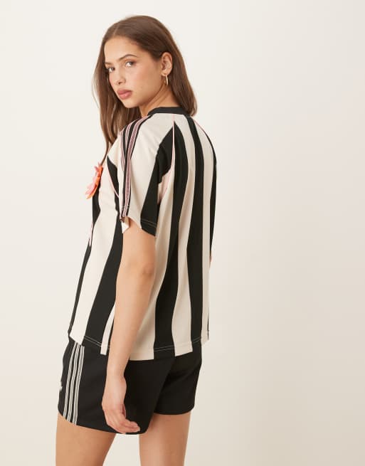 Camiseta negra y blanca a rayas extragrande de estilo fútbol de