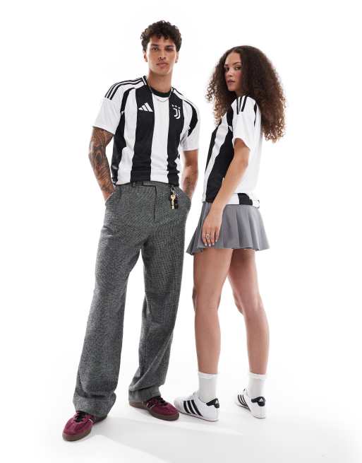 Camiseta negra y blanca con diseño de la primera equipación del Juventus 24/25 de adidas Football