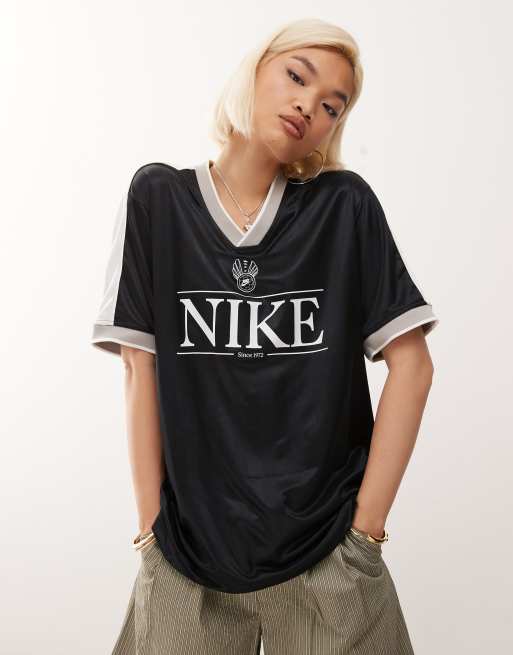 Camiseta negra y blanca de estilo futbolero retro con cuello de pico de Nike